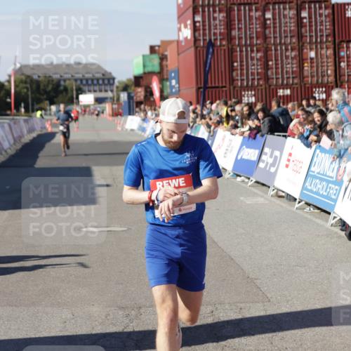 03.10.2025 - Köhlbrandbrückenlauf Jannik Wohlers http://msf.ph/oto/9086196 03.10.2025 12:52:42 Ziel 4013, 4019, 6087, 6625 meine-sportfotos.de
