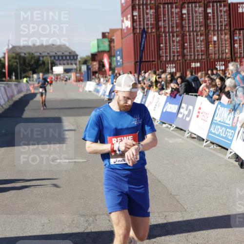 03.10.2025 - Köhlbrandbrückenlauf Jannik Wohlers http://msf.ph/oto/9086212 03.10.2025 12:52:42 Ziel 4013, 4019, 6087, 6625 meine-sportfotos.de