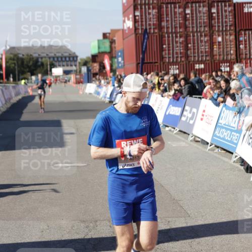 03.10.2025 - Köhlbrandbrückenlauf Jannik Wohlers http://msf.ph/oto/9086225 03.10.2025 12:52:43 Ziel 4013, 4019, 6087, 6625 meine-sportfotos.de