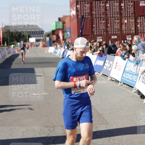 03.10.2025 - Köhlbrandbrückenlauf Jannik Wohlers http://msf.ph/oto/9086238 03.10.2025 12:52:43 Ziel 4013, 4019, 6087, 6625 meine-sportfotos.de