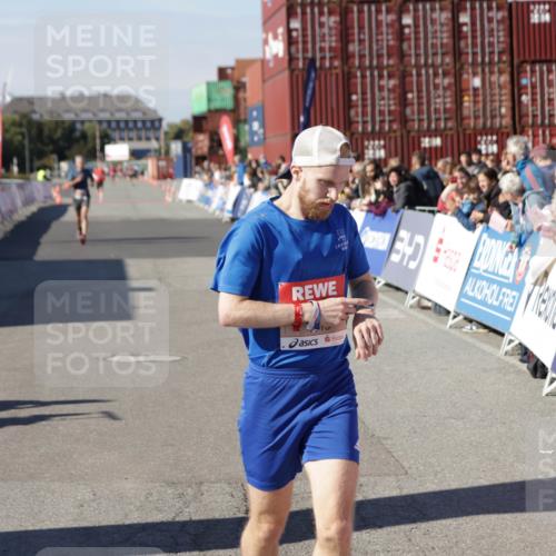 03.10.2025 - Köhlbrandbrückenlauf Jannik Wohlers http://msf.ph/oto/9086246 03.10.2025 12:52:43 Ziel 4013, 4019, 6087, 6625 meine-sportfotos.de
