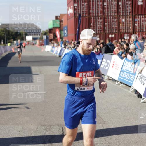 03.10.2025 - Köhlbrandbrückenlauf Jannik Wohlers http://msf.ph/oto/9086257 03.10.2025 12:52:43 Ziel 4013, 4019, 6087, 6625 meine-sportfotos.de