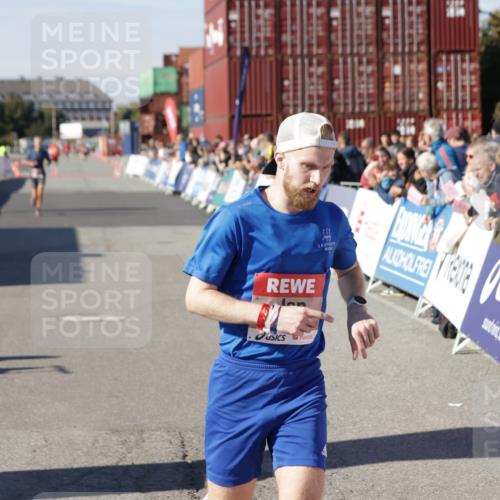 03.10.2025 - Köhlbrandbrückenlauf Jannik Wohlers http://msf.ph/oto/9086290 03.10.2025 12:52:43 Ziel 4013, 4019, 6087, 6625 meine-sportfotos.de