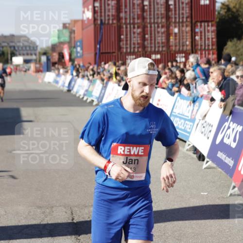 03.10.2025 - Köhlbrandbrückenlauf Jannik Wohlers http://msf.ph/oto/9086306 03.10.2025 12:52:43 Ziel 4013, 4019, 6087, 6625 meine-sportfotos.de