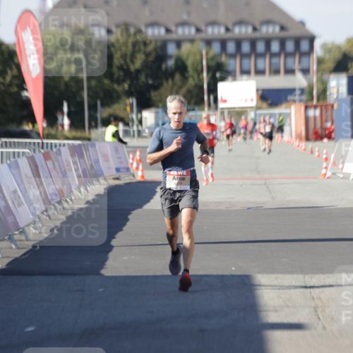 03.10.2025 - Köhlbrandbrückenlauf Jannik Wohlers http://msf.ph/oto/9086317 03.10.2025 12:52:45 Ziel 4013, 4019, 4034, 6087, 6625 meine-sportfotos.de