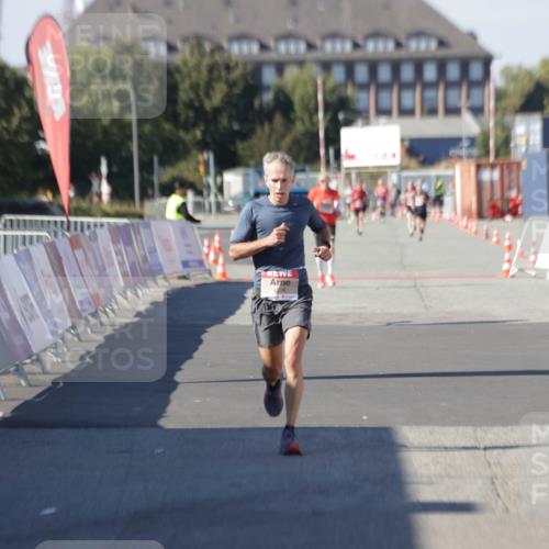 03.10.2025 - Köhlbrandbrückenlauf Jannik Wohlers http://msf.ph/oto/9086328 03.10.2025 12:52:45 Ziel 4013, 4019, 4034, 6087, 6625 meine-sportfotos.de