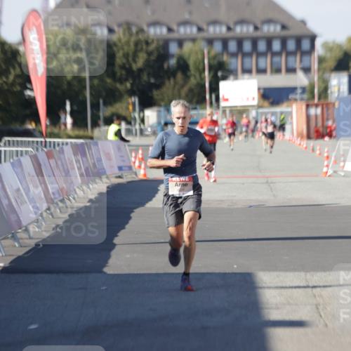 03.10.2025 - Köhlbrandbrückenlauf Jannik Wohlers http://msf.ph/oto/9086353 03.10.2025 12:52:45 Ziel 4013, 4019, 4034, 6087, 6625 meine-sportfotos.de