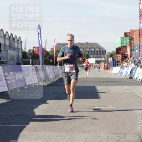 03.10.2025 - Köhlbrandbrückenlauf Jannik Wohlers http://msf.ph/oto/9086394 03.10.2025 12:52:49 Ziel 4013, 4019, 4034 meine-sportfotos.de