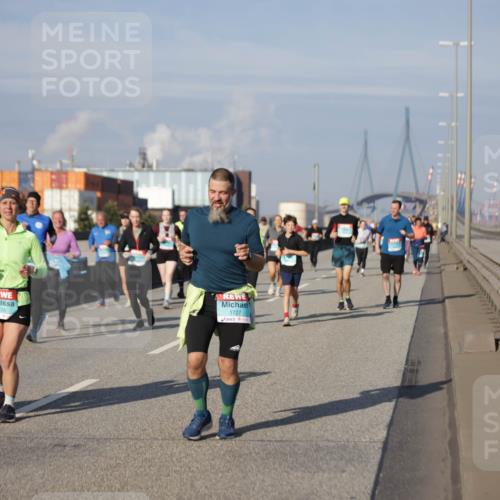 03.10.2025 - Köhlbrandbrückenlauf Jannik Wohlers http://msf.ph/oto/9086415 03.10.2025 10:07:50 Position 3 1726, 1727 meine-sportfotos.de