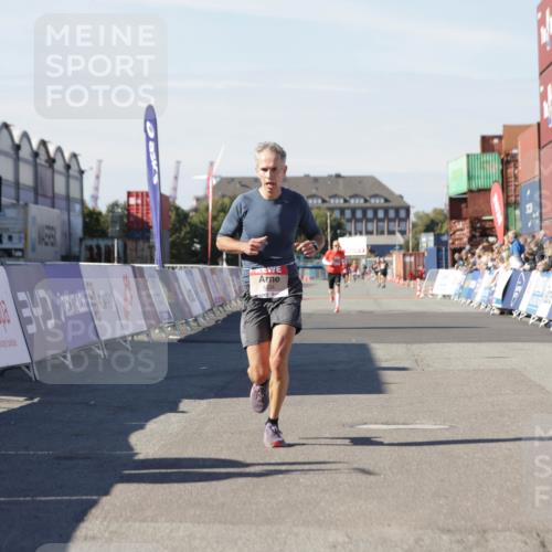 03.10.2025 - Köhlbrandbrückenlauf Jannik Wohlers http://msf.ph/oto/9086419 03.10.2025 12:52:49 Ziel 4013, 4019, 4034 meine-sportfotos.de