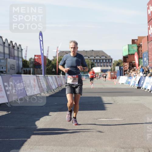 03.10.2025 - Köhlbrandbrückenlauf Jannik Wohlers http://msf.ph/oto/9086432 03.10.2025 12:52:49 Ziel 4013, 4019, 4034 meine-sportfotos.de