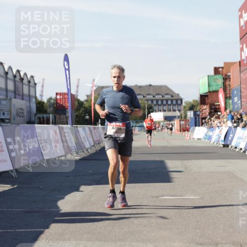 03.10.2025 - Köhlbrandbrückenlauf Jannik Wohlers http://msf.ph/oto/9086443 03.10.2025 12:52:49 Ziel 4013, 4019, 4034 meine-sportfotos.de
