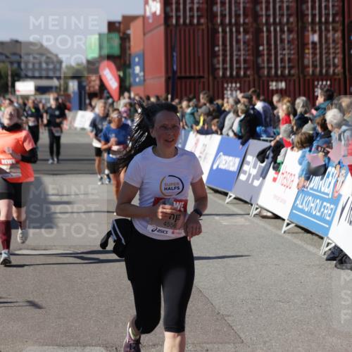 03.10.2025 - Köhlbrandbrückenlauf Jannik Wohlers http://msf.ph/oto/9086448 03.10.2025 13:18:54 Ziel 4077, 4556, 4676, 4756, 4889, 5304, 5449, 5974, 6267, 6506, 6556, 6573, 6795 meine-sportfotos.de