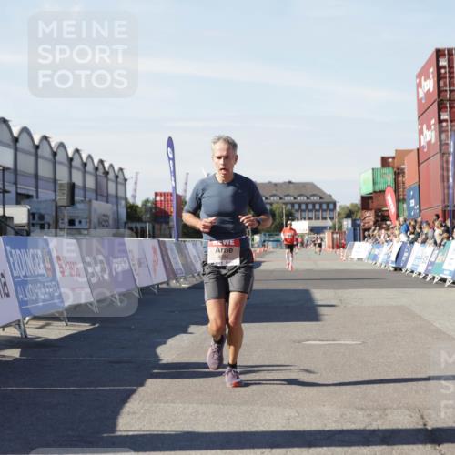 03.10.2025 - Köhlbrandbrückenlauf Jannik Wohlers http://msf.ph/oto/9086452 03.10.2025 12:52:49 Ziel 4013, 4019, 4034 meine-sportfotos.de