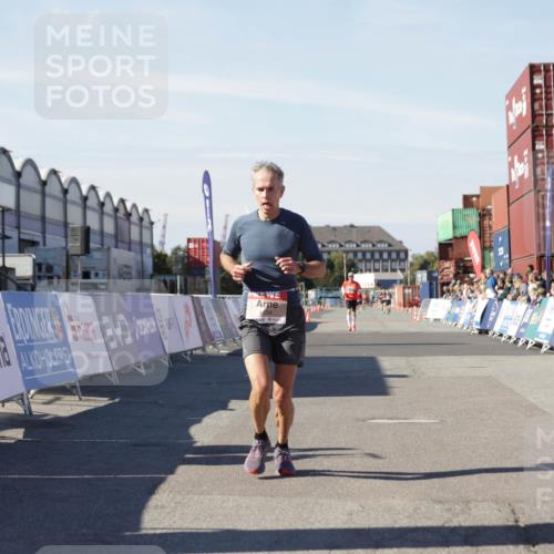 03.10.2025 - Köhlbrandbrückenlauf Jannik Wohlers http://msf.ph/oto/9086465 03.10.2025 12:52:50 Ziel 4013, 4019, 4034 meine-sportfotos.de