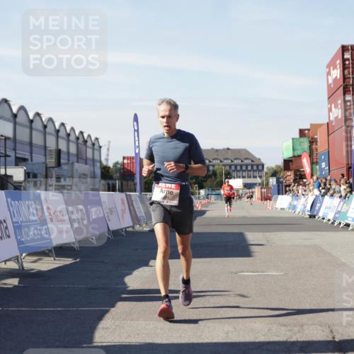 03.10.2025 - Köhlbrandbrückenlauf Jannik Wohlers http://msf.ph/oto/9086484 03.10.2025 12:52:50 Ziel 4013, 4019, 4034 meine-sportfotos.de