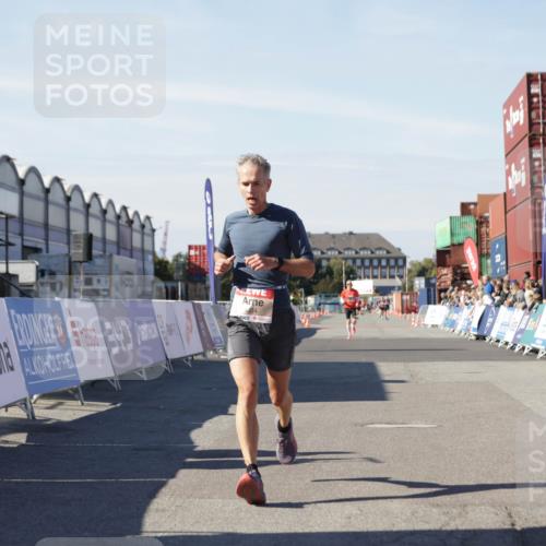 03.10.2025 - Köhlbrandbrückenlauf Jannik Wohlers http://msf.ph/oto/9086494 03.10.2025 12:52:50 Ziel 4013, 4019, 4034 meine-sportfotos.de