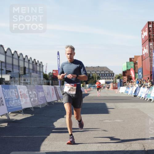 03.10.2025 - Köhlbrandbrückenlauf Jannik Wohlers http://msf.ph/oto/9086507 03.10.2025 12:52:50 Ziel 4013, 4019, 4034 meine-sportfotos.de