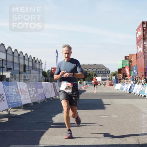 03.10.2025 - Köhlbrandbrückenlauf Jannik Wohlers http://msf.ph/oto/9086524 03.10.2025 12:52:50 Ziel 4013, 4019, 4034 meine-sportfotos.de