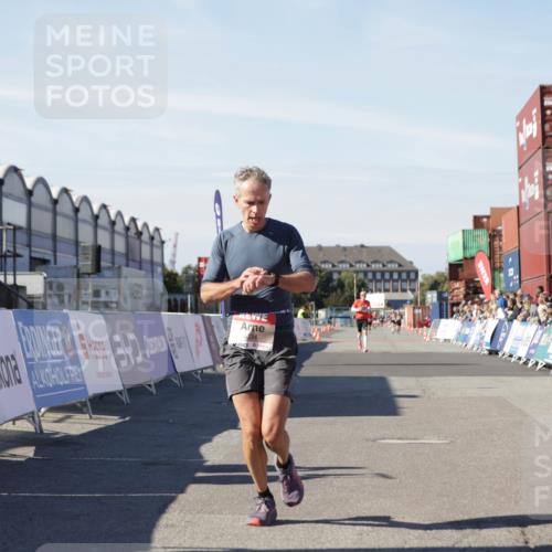 03.10.2025 - Köhlbrandbrückenlauf Jannik Wohlers http://msf.ph/oto/9086536 03.10.2025 12:52:50 Ziel 4013, 4019, 4034 meine-sportfotos.de