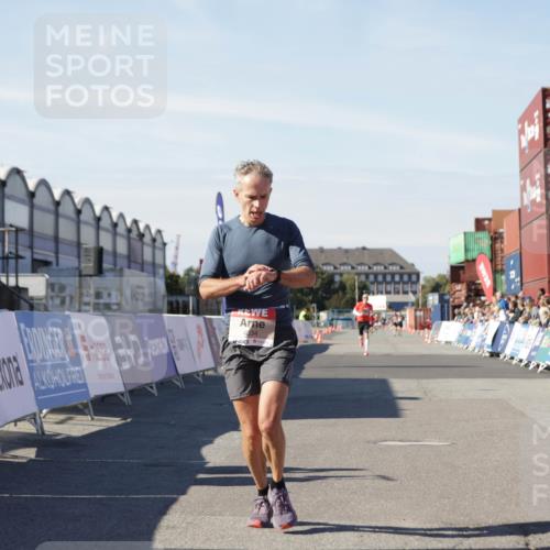 03.10.2025 - Köhlbrandbrückenlauf Jannik Wohlers http://msf.ph/oto/9086548 03.10.2025 12:52:50 Ziel 4013, 4019, 4034 meine-sportfotos.de