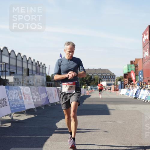 03.10.2025 - Köhlbrandbrückenlauf Jannik Wohlers http://msf.ph/oto/9086557 03.10.2025 12:52:50 Ziel 4013, 4019, 4034 meine-sportfotos.de