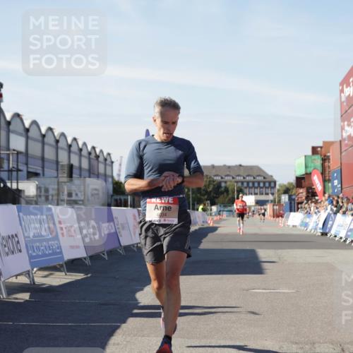 03.10.2025 - Köhlbrandbrückenlauf Jannik Wohlers http://msf.ph/oto/9086565 03.10.2025 12:52:50 Ziel 4013, 4019, 4034 meine-sportfotos.de
