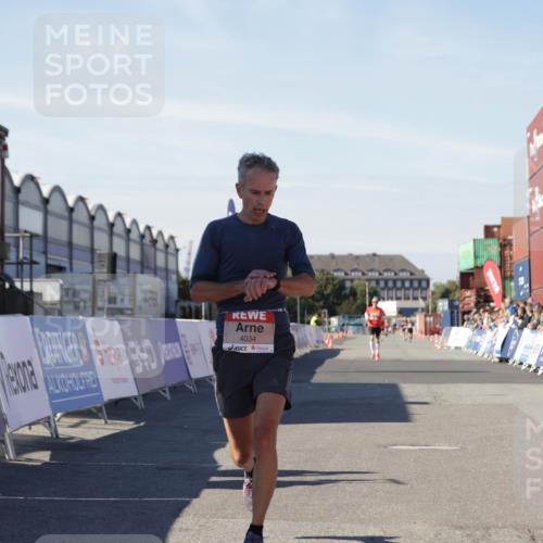 03.10.2025 - Köhlbrandbrückenlauf Jannik Wohlers http://msf.ph/oto/9086577 03.10.2025 12:52:50 Ziel 4013, 4019, 4034 meine-sportfotos.de