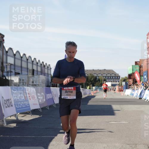 03.10.2025 - Köhlbrandbrückenlauf Jannik Wohlers http://msf.ph/oto/9086590 03.10.2025 12:52:50 Ziel 4013, 4019, 4034 meine-sportfotos.de