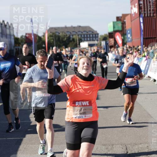 03.10.2025 - Köhlbrandbrückenlauf Jannik Wohlers http://msf.ph/oto/9086593 03.10.2025 13:18:56 Ziel 4077, 4556, 4676, 4756, 4889, 5304, 5449, 5974, 6117, 6267, 6475, 6506, 6556, 6573, 6795 meine-sportfotos.de