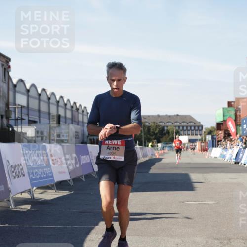 03.10.2025 - Köhlbrandbrückenlauf Jannik Wohlers http://msf.ph/oto/9086600 03.10.2025 12:52:50 Ziel 4013, 4019, 4034 meine-sportfotos.de
