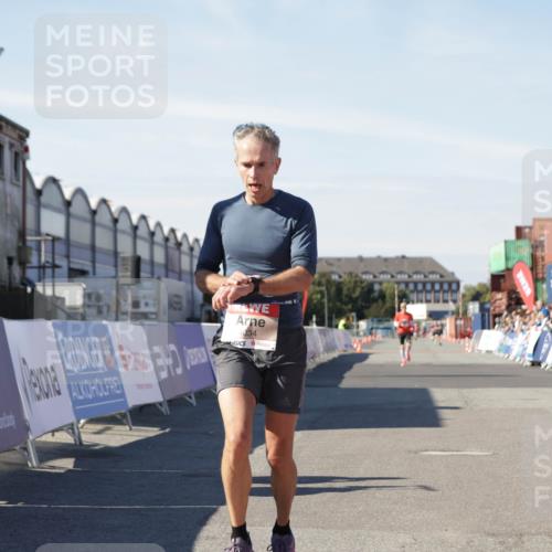 03.10.2025 - Köhlbrandbrückenlauf Jannik Wohlers http://msf.ph/oto/9086614 03.10.2025 12:52:50 Ziel 4013, 4019, 4034 meine-sportfotos.de