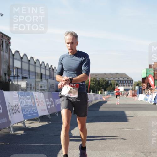 03.10.2025 - Köhlbrandbrückenlauf Jannik Wohlers http://msf.ph/oto/9086627 03.10.2025 12:52:50 Ziel 4013, 4019, 4034 meine-sportfotos.de