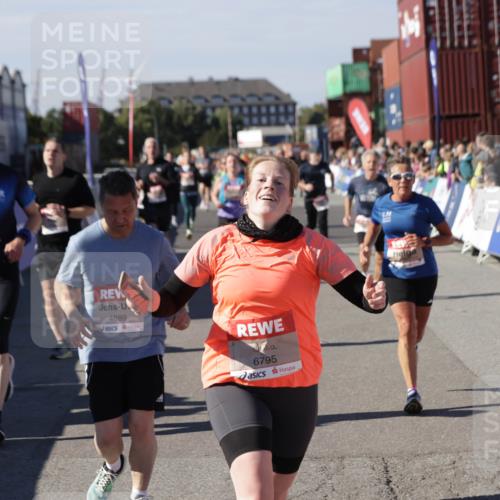 03.10.2025 - Köhlbrandbrückenlauf Jannik Wohlers http://msf.ph/oto/9086635 03.10.2025 13:18:56 Ziel 4077, 4556, 4676, 4756, 4889, 5304, 5449, 5974, 6117, 6267, 6475, 6506, 6556, 6573, 6795 meine-sportfotos.de