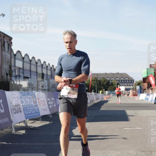 03.10.2025 - Köhlbrandbrückenlauf Jannik Wohlers http://msf.ph/oto/9086637 03.10.2025 12:52:50 Ziel 4013, 4019, 4034 meine-sportfotos.de