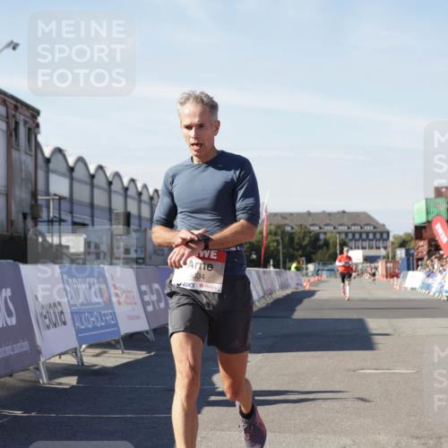 03.10.2025 - Köhlbrandbrückenlauf Jannik Wohlers http://msf.ph/oto/9086651 03.10.2025 12:52:50 Ziel 4013, 4019, 4034 meine-sportfotos.de