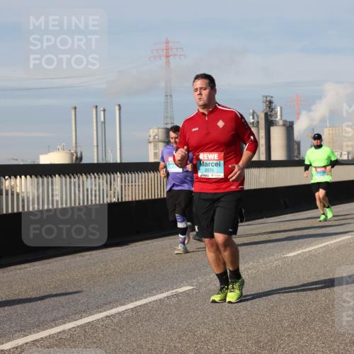 03.10.2025 - Köhlbrandbrückenlauf Lena Gebhardt http://msf.ph/oto/9086652 03.10.2025 10:06:02 Position 2 2070 meine-sportfotos.de