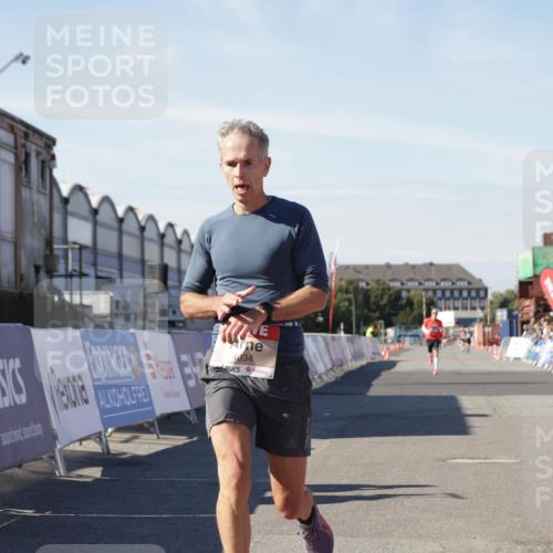 03.10.2025 - Köhlbrandbrückenlauf Jannik Wohlers http://msf.ph/oto/9086662 03.10.2025 12:52:51 Ziel 4013, 4034 meine-sportfotos.de