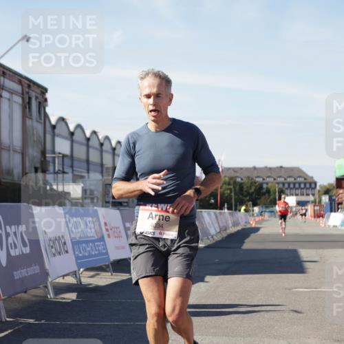 03.10.2025 - Köhlbrandbrückenlauf Jannik Wohlers http://msf.ph/oto/9086672 03.10.2025 12:52:51 Ziel 4013, 4034 meine-sportfotos.de
