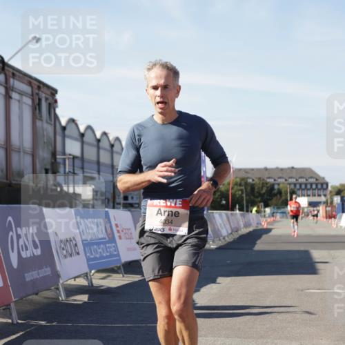 03.10.2025 - Köhlbrandbrückenlauf Jannik Wohlers http://msf.ph/oto/9086685 03.10.2025 12:52:51 Ziel 4013, 4034 meine-sportfotos.de