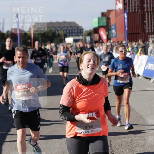 03.10.2025 - Köhlbrandbrückenlauf Jannik Wohlers http://msf.ph/oto/9086691 03.10.2025 13:18:56 Ziel 4077, 4556, 4676, 4756, 4889, 5304, 5449, 5974, 6117, 6267, 6475, 6506, 6556, 6573, 6795 meine-sportfotos.de