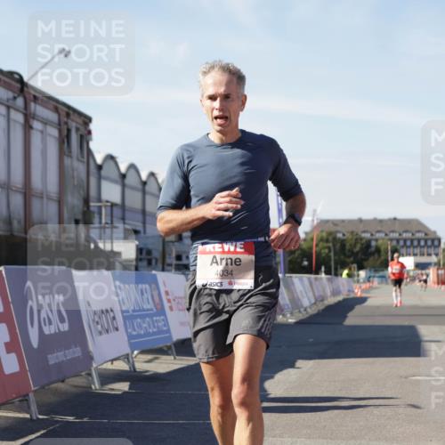 03.10.2025 - Köhlbrandbrückenlauf Jannik Wohlers http://msf.ph/oto/9086697 03.10.2025 12:52:51 Ziel 4013, 4034 meine-sportfotos.de