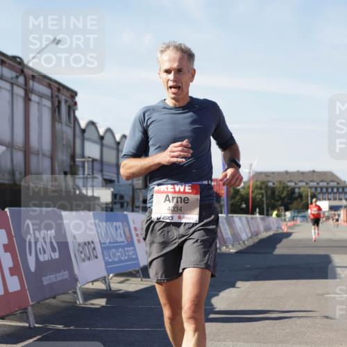03.10.2025 - Köhlbrandbrückenlauf Jannik Wohlers http://msf.ph/oto/9086711 03.10.2025 12:52:51 Ziel 4013, 4034 meine-sportfotos.de