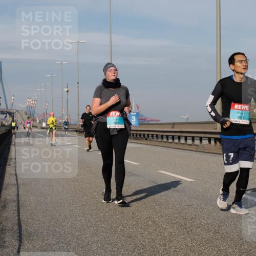 03.10.2025 - Köhlbrandbrückenlauf Fabian Wolf http://msf.ph/oto/9086717 03.10.2025 10:21:03 Position 3 3824, 3, 3801, 7 meine-sportfotos.de