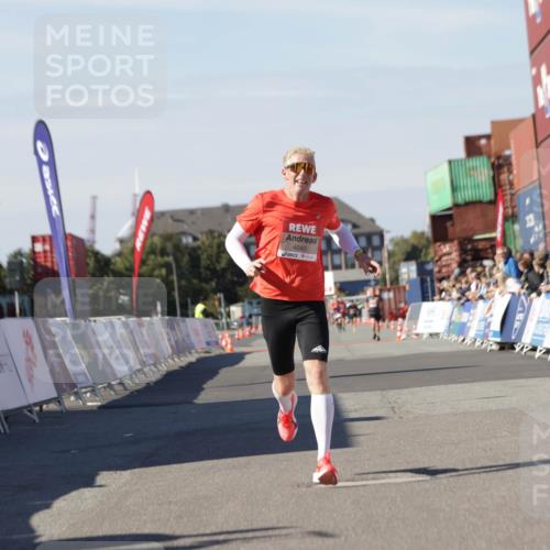 03.10.2025 - Köhlbrandbrückenlauf Jannik Wohlers http://msf.ph/oto/9086740 03.10.2025 12:52:58 Ziel 4034, 4040 meine-sportfotos.de