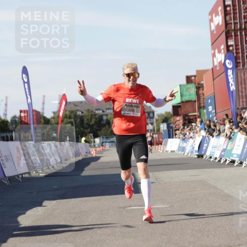 03.10.2025 - Köhlbrandbrückenlauf Jannik Wohlers http://msf.ph/oto/9086780 03.10.2025 12:52:59 Ziel 4034, 4040 meine-sportfotos.de