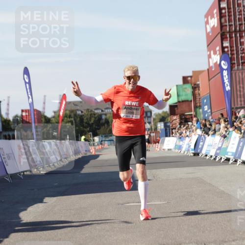 03.10.2025 - Köhlbrandbrückenlauf Jannik Wohlers http://msf.ph/oto/9086791 03.10.2025 12:52:59 Ziel 4034, 4040 meine-sportfotos.de
