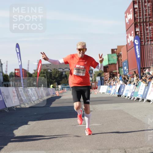 03.10.2025 - Köhlbrandbrückenlauf Jannik Wohlers http://msf.ph/oto/9086805 03.10.2025 12:52:59 Ziel 4034, 4040 meine-sportfotos.de
