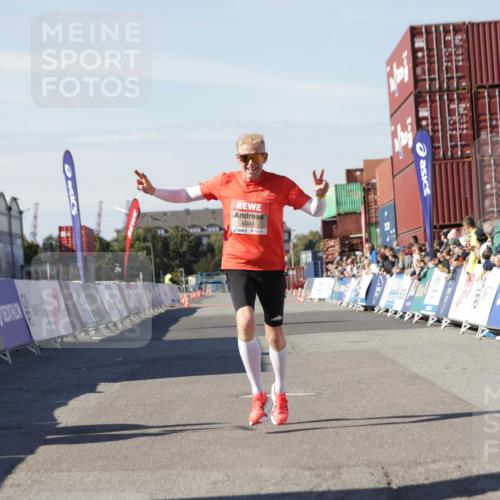 03.10.2025 - Köhlbrandbrückenlauf Jannik Wohlers http://msf.ph/oto/9086816 03.10.2025 12:52:59 Ziel 4034, 4040 meine-sportfotos.de