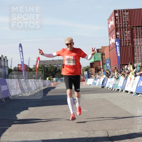 03.10.2025 - Köhlbrandbrückenlauf Jannik Wohlers http://msf.ph/oto/9086831 03.10.2025 12:52:59 Ziel 4034, 4040 meine-sportfotos.de